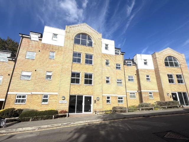 Station Road, RUSHDEN, NN10 2 bed flat to rent £950 pcm £219 pw