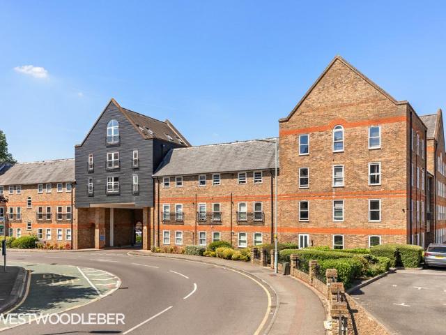 Station Road, Ware SG12 2 bed apartment to rent £1,700 pcm £392 pw