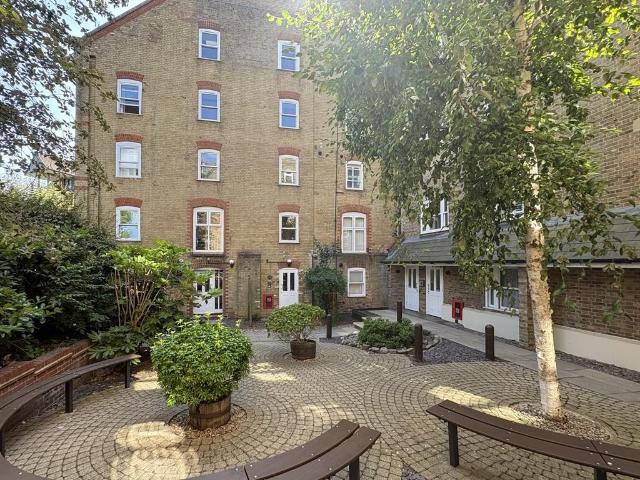 Station Road, Ware SG12 3 bed flat to rent £1,850 pcm £427 pw