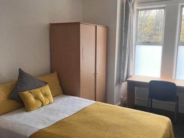 Station Road West 6 bed house share to rent £3,600 pcm £831 pw