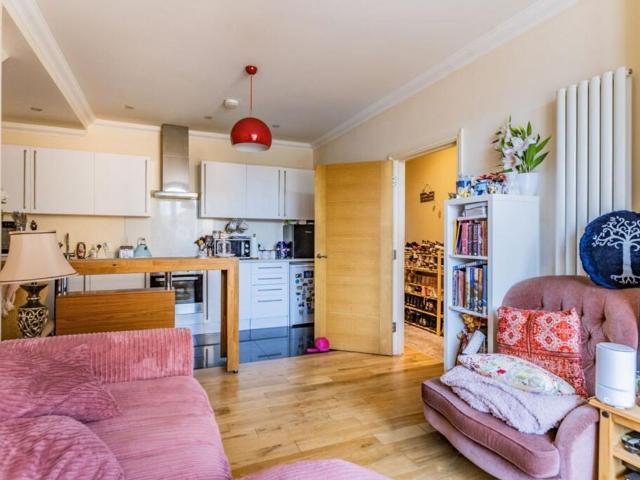Station Road, West Wickham BR4, 2 bed flat to rent, £1,400 pcm | PrimeLocation