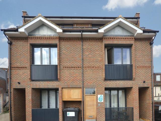 Station Road West Wickham BR4 2 bed flat to rent £1,500 pcm £346 pw