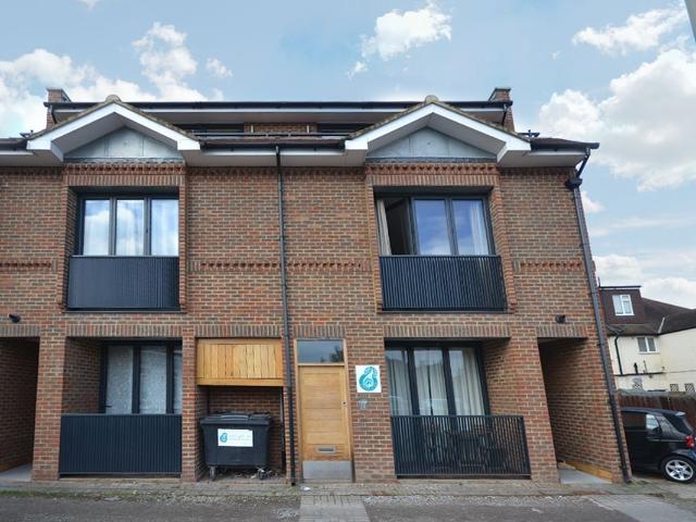 Station Road, West Wickham BR4, 2 bed flat to rent, £1,800 pcm | PrimeLocation