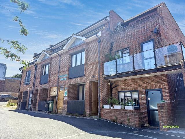 Station Road, West Wickham BR4, 2 bed flat to rent, £1,600 pcm | PrimeLocation