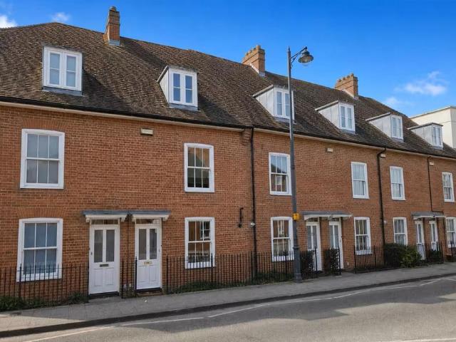 Station Road West, Canterbury 2 bed terraced house to rent £3,200 pcm £738 pw