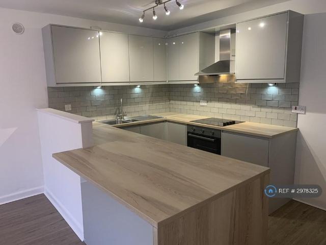 Station Road, Westbury, BA13 2 bed flat to rent £1,225 pcm £283 pw