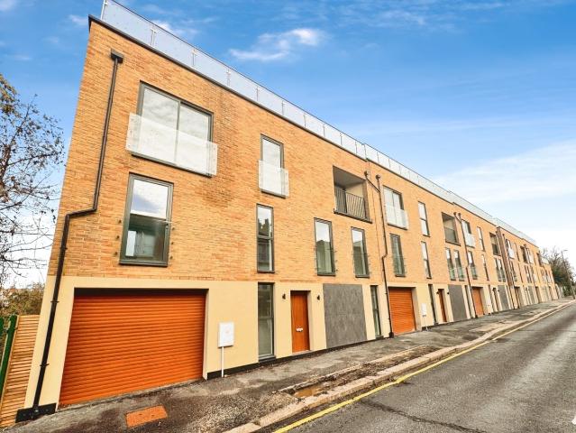 Station Road, Westcliff On Sea SS0, 3 bed end terrace house to rent, £2,100 pcm | PrimeLocation
