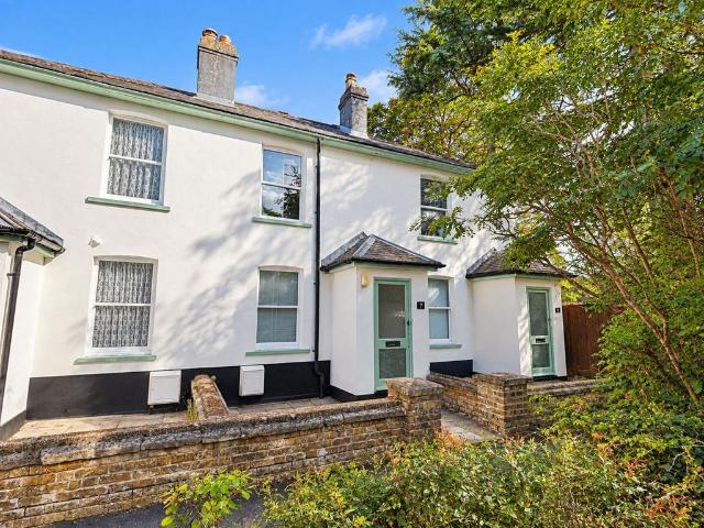 Station Road, Wraysbury. 2 bed terraced house to rent £1,650 pcm £381 pw