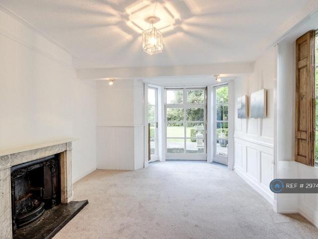 Station Road, Thames Ditton, KT7 Studio to rent £1,375 pcm £317 pw
