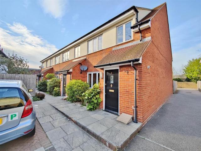 Station View, 80 West Street, Rochford 3 bed house to rent £1,495 pcm £345 pw
