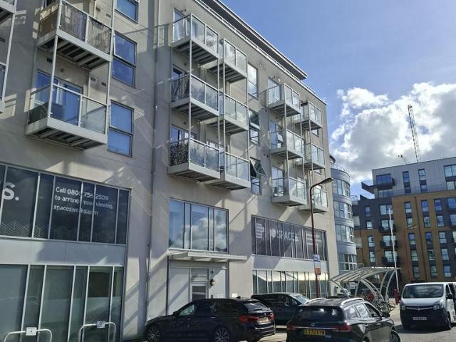 Station View, Guildford GU1 2 bed apartment to rent £1,895 pcm £437 pw