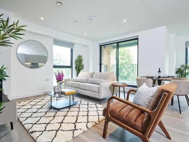 Station View Guildford GU1 2 bed apartment to rent £2,420 pcm £558 pw