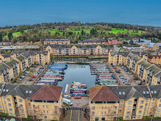 Stationers Place, Hemel Hempstead HP3, 3 bed flat to rent, £2,500 pcm | PrimeLocation