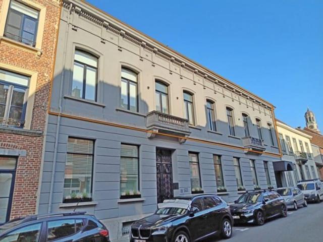 Statig gemeubeld appartement met loftgevoel en garage!