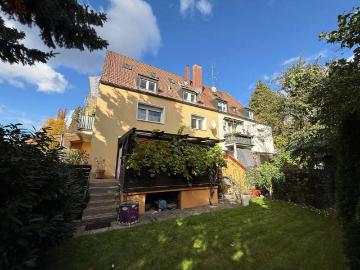 Stattlich Wohnen in Nürnberg: Wohnhaus mit Garagen und überdachter Pergola teilweise vermietet