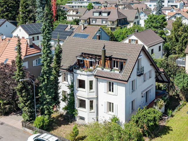 STATTLICHES EINFAMILIENHAUS: 7.5 ZIMMER AUF VIER ETAGEN