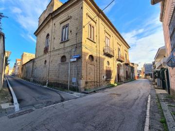 Stabile in vendita a Macerata Campania via Francesco Petrarca 3, Caturano