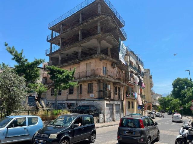 Stabile in vendita a Napoli, Ponti Rossi