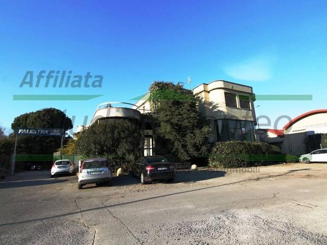 Stabile Palazzo in vendita a Carate Brianza