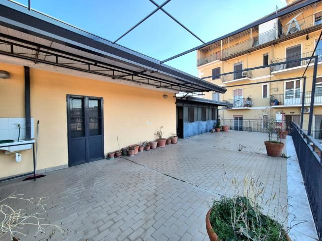 Stabile/Palazzo con box a Caivano