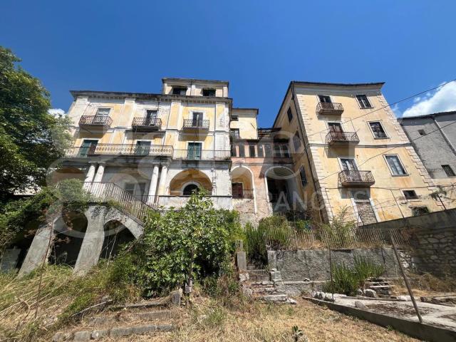 Stabile/Palazzo con box doppio a Piedimonte Matese