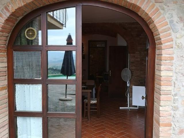 Stabile/Palazzo con giardino a Lajatico