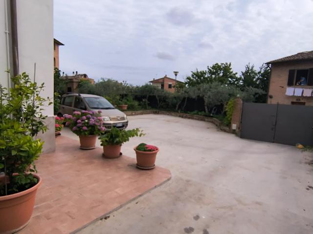 Stabile/Palazzo con giardino a Monteroni d'Arbia