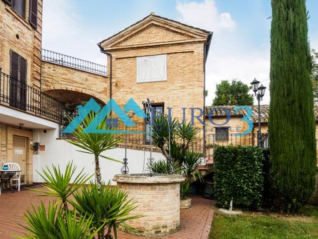 Stabile/Palazzo con giardino in via francesco grifoni 5, Rapagnano