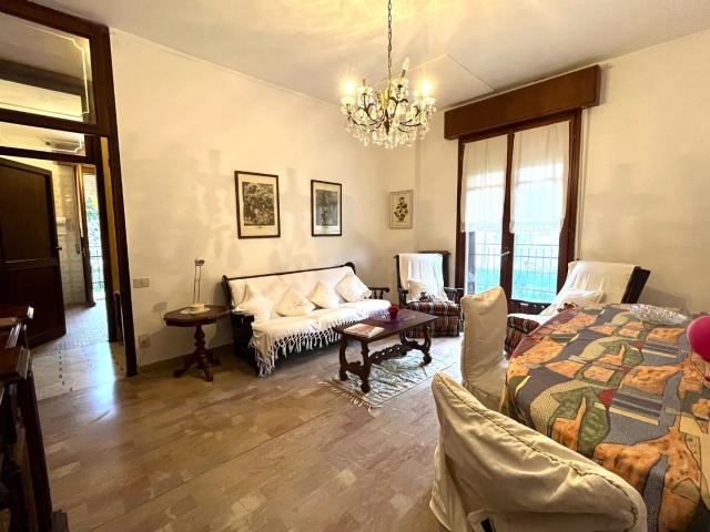 Stabile/Palazzo con giardino, Pietrasanta centro