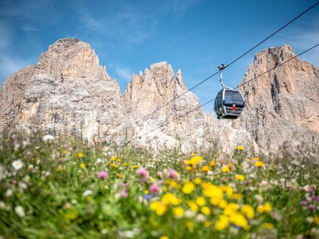 Stabile/palazzo in vendita a Canazei via Dolomiti