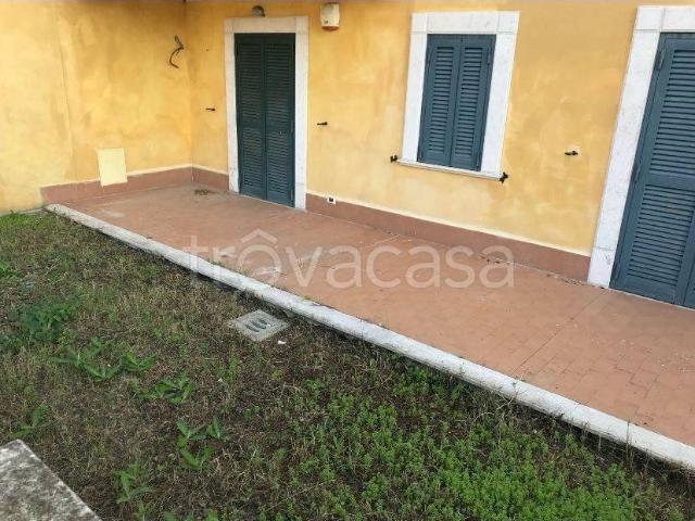 Stabile/palazzo in vendita a Guidonia Montecelio, Pichini