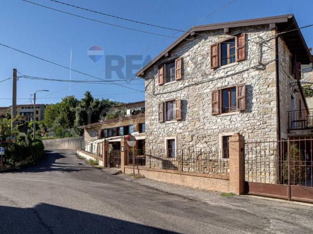 Stabile/palazzo in vendita a Langhirano via cacchioli, 1, Cozzano