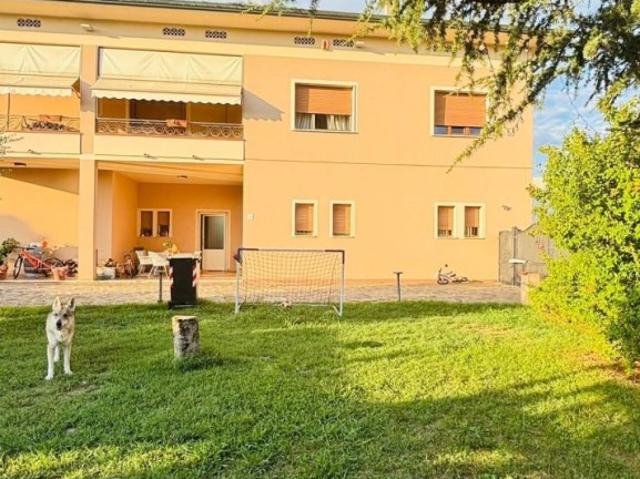 Stabile/palazzo in vendita a Montecarlo via Romana Trav Gossi