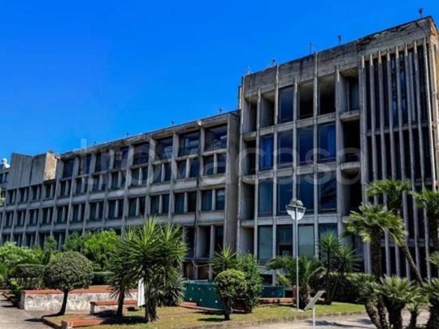Stabile/palazzo in vendita a Napoli, Agnano