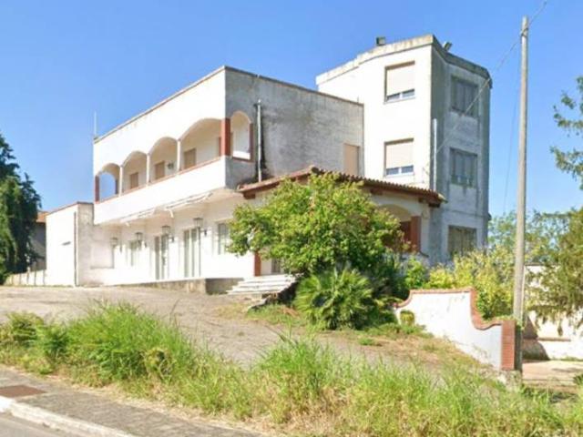 Stabile/palazzo in vendita a San Clemente