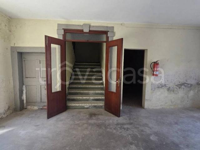 Stabile/palazzo in vendita a Rive d'Arcano via Roma, 17