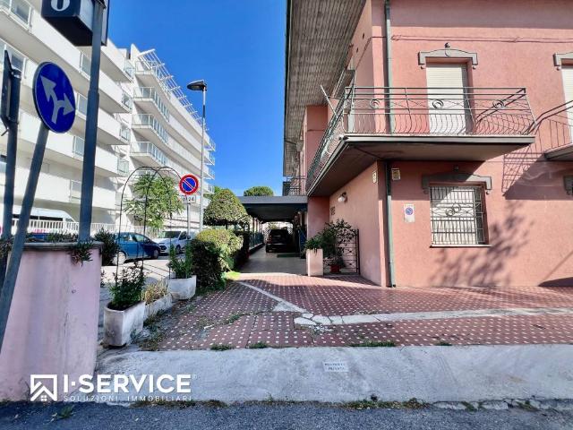 Stabile/palazzo in vendita a Rimini, Miramare Rivazzurra
