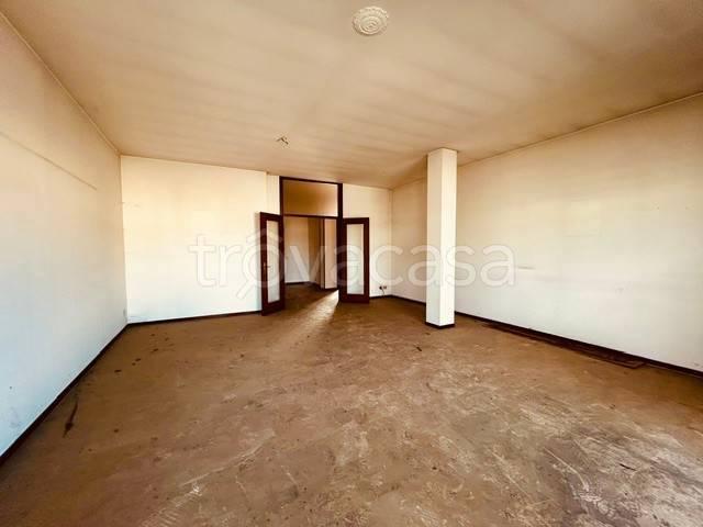 Stabile/palazzo in vendita ad Albano Sant'Alessandro