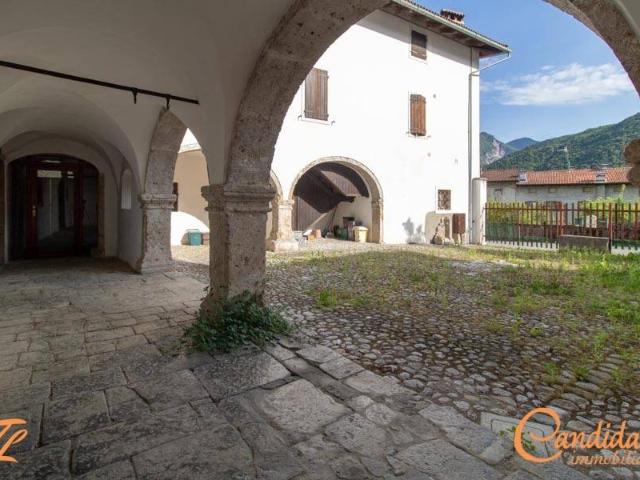 Stabile/palazzo in vendita ad Ampezzo via della Posta