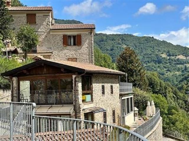 Stabile/palazzo in ottimo stato di 500 mq. a Fabbriche Di Vallico