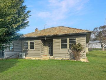 Stable Cottage Rural Living with Modern Comforts