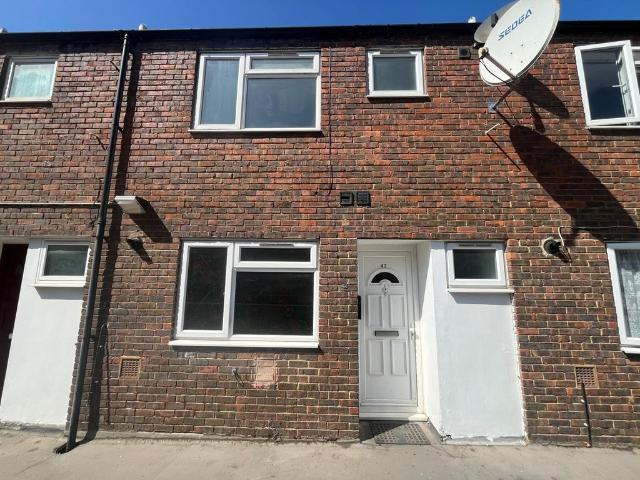 Stable Close, Northolt, UB5 6TW 3 bed terraced house to rent £2,300 pcm £531 pw