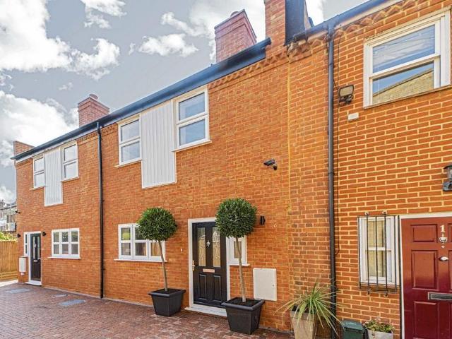Stable Mews, Twickenham TW1 2 bed terraced house to rent £2,695 pcm £622 pw