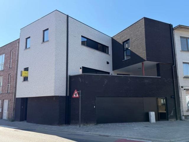 Stadsvilla met ruime garage en 4 slaapkamers
