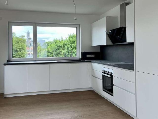 Stadtoase mit Weitblick: Geräumige 3 Zimmer Wohnung mit Balkon im pulsierenden Herzen von Augsburg!