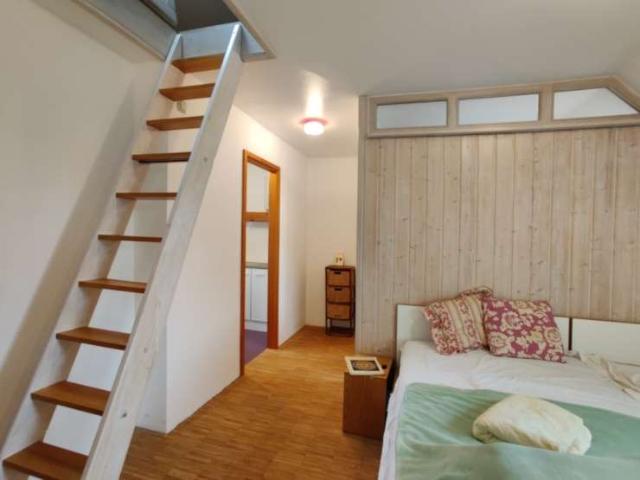 Stadtbergen: Helle 2 Zimmer Dachgeschosswohnung mit Balkon