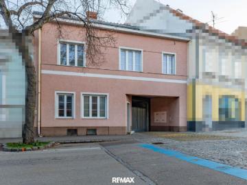 Stadthaus direkt am Hollabrunner Hauptplatz mit 2 Garagen ideal zum Wohnen & für gewerbliche Nutzungen!