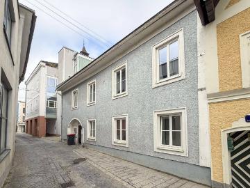 Stadthaus im Zentrum mit Entwicklungspotenzial & Bestandserträgen