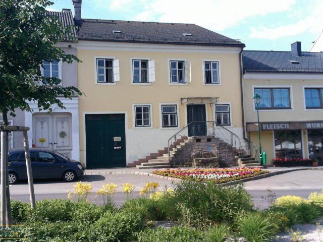 Stadthaus mit ehemaligem Hotel und Gastgewerbebetrieb in zentraler Lage von Litschau