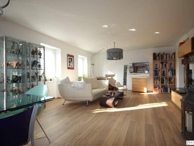 Stadthausflair in Perchtoldsdorf mit Burgblick | Exklusive Maisonettewohnung mit Terrasse & Eigengarten | 3 Zimmer | ca. 115 m² | Schremsgasse